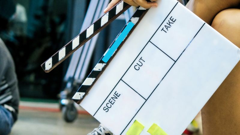 operario sosteniendo una claqueta